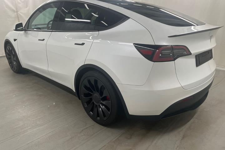 Hvid Tesla Model Y fra 2023