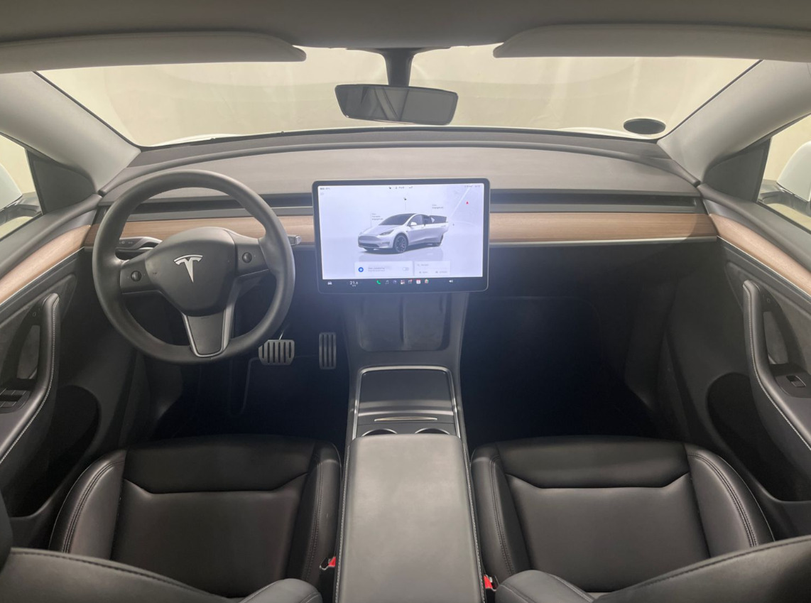 Hvid Tesla Model Y fra 2023
