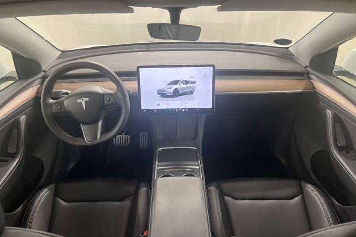 Hvid Tesla Model Y fra 2023
