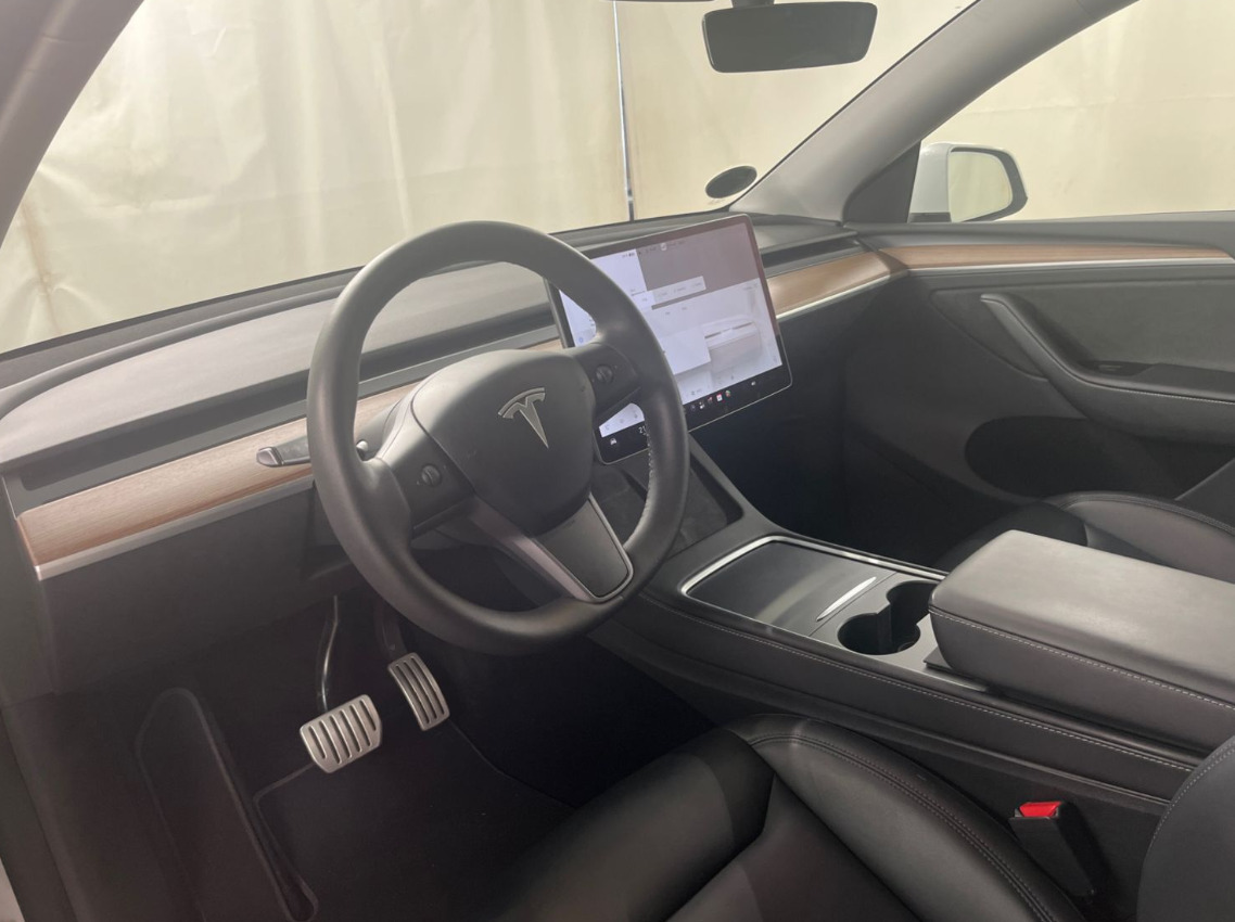 Hvid Tesla Model Y fra 2023