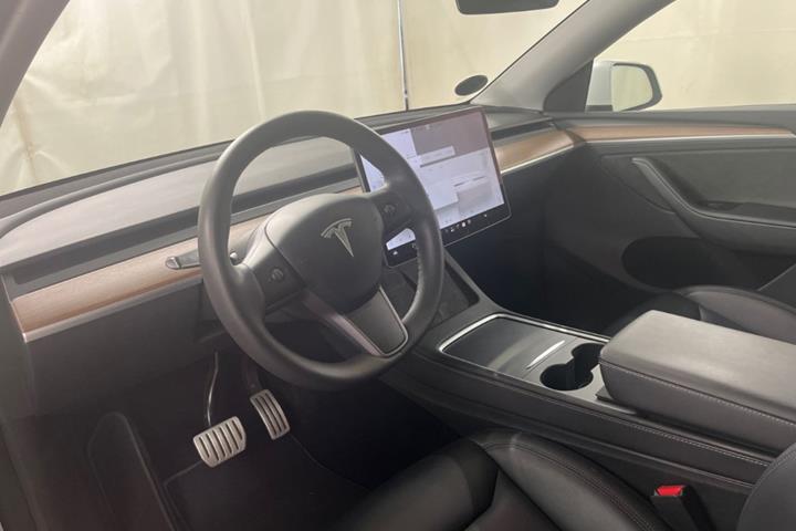Hvid Tesla Model Y fra 2023