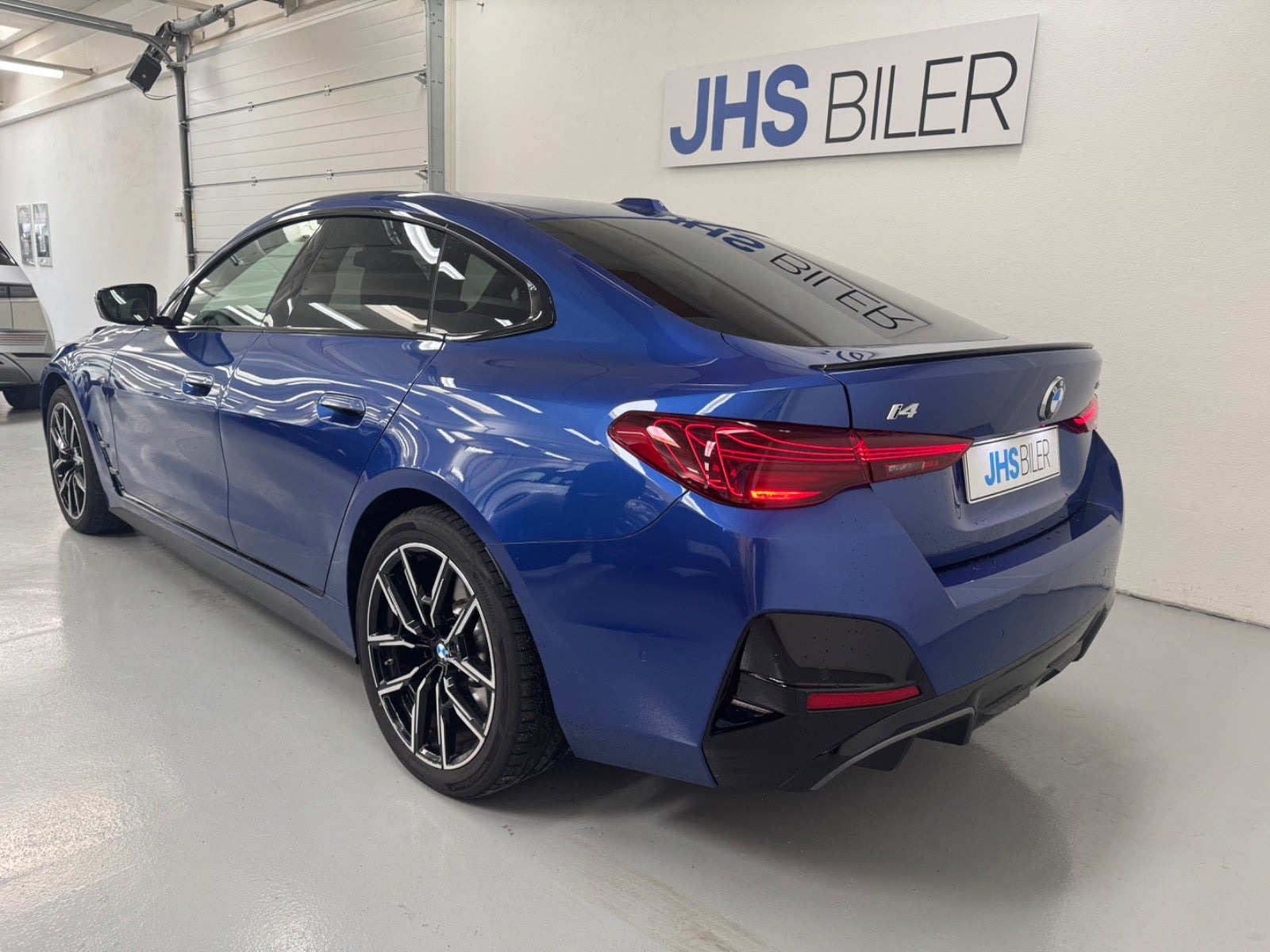 Blå BMW i4 fra 2026