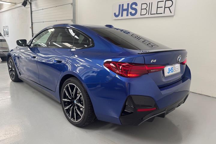 Blå BMW i4 fra 2026