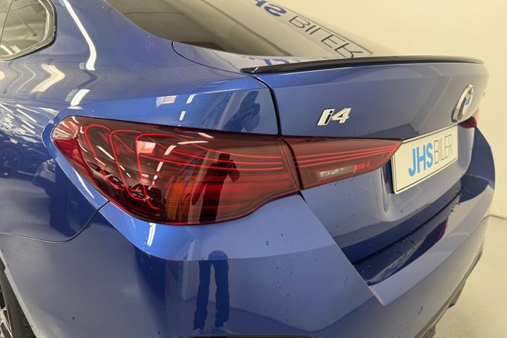 Blå BMW i4 fra 2026