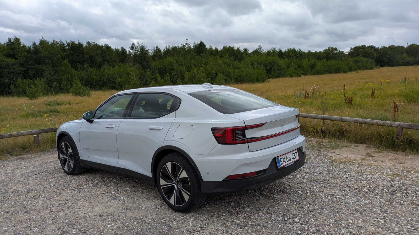 Hvid Polestar 2 fra 2023