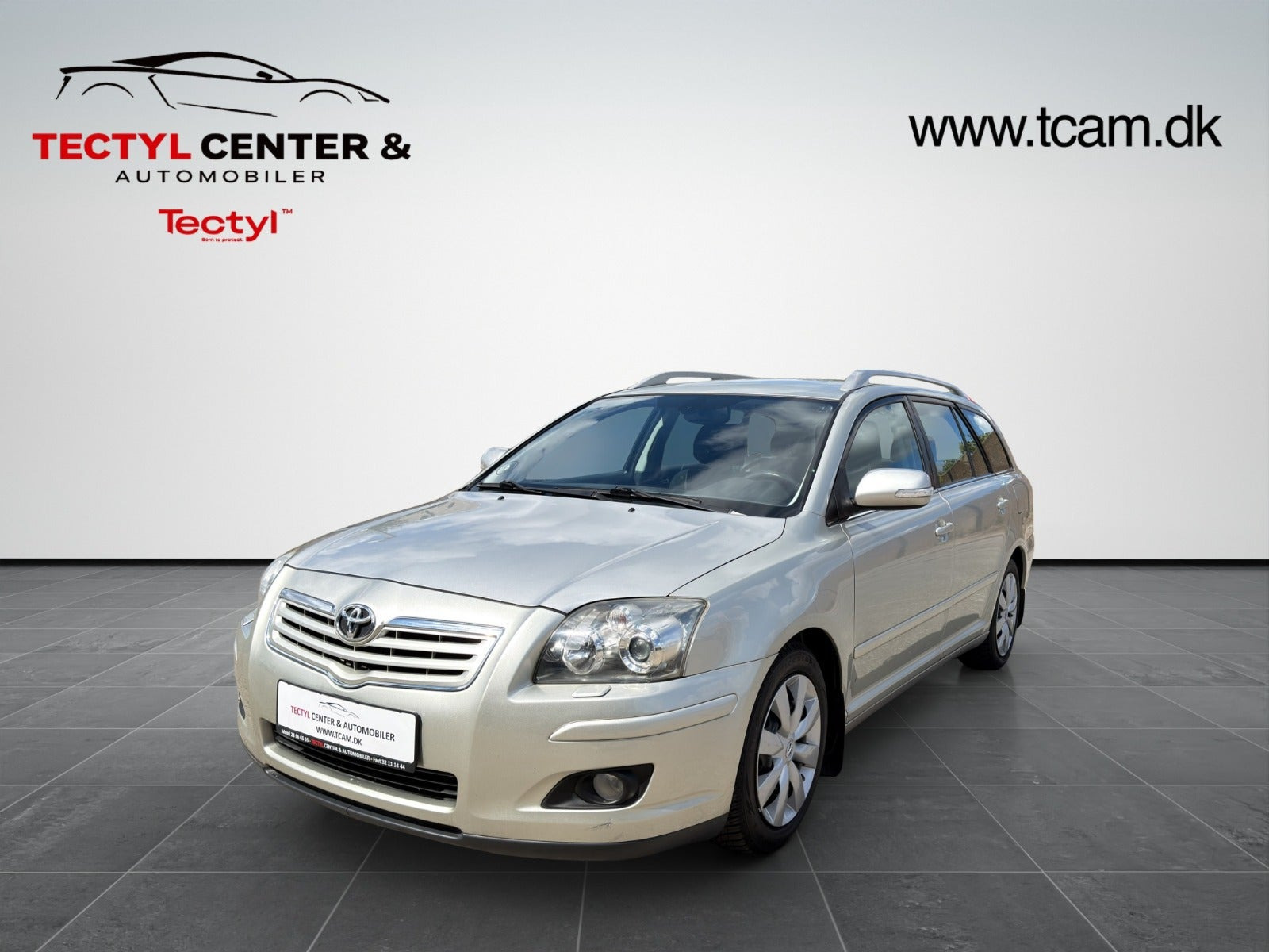 Orange Toyota Avensis fra 2007