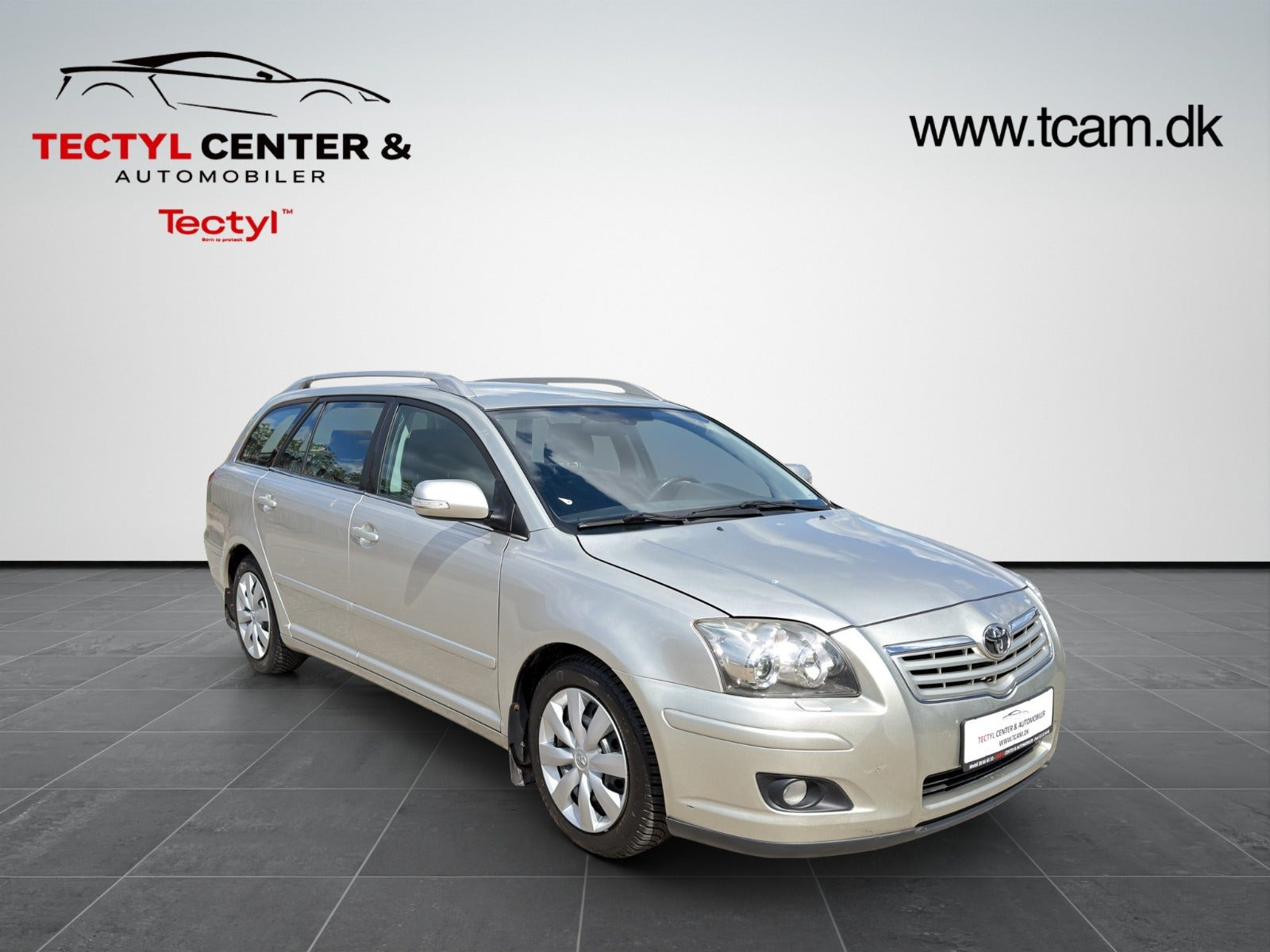 Orange Toyota Avensis fra 2007
