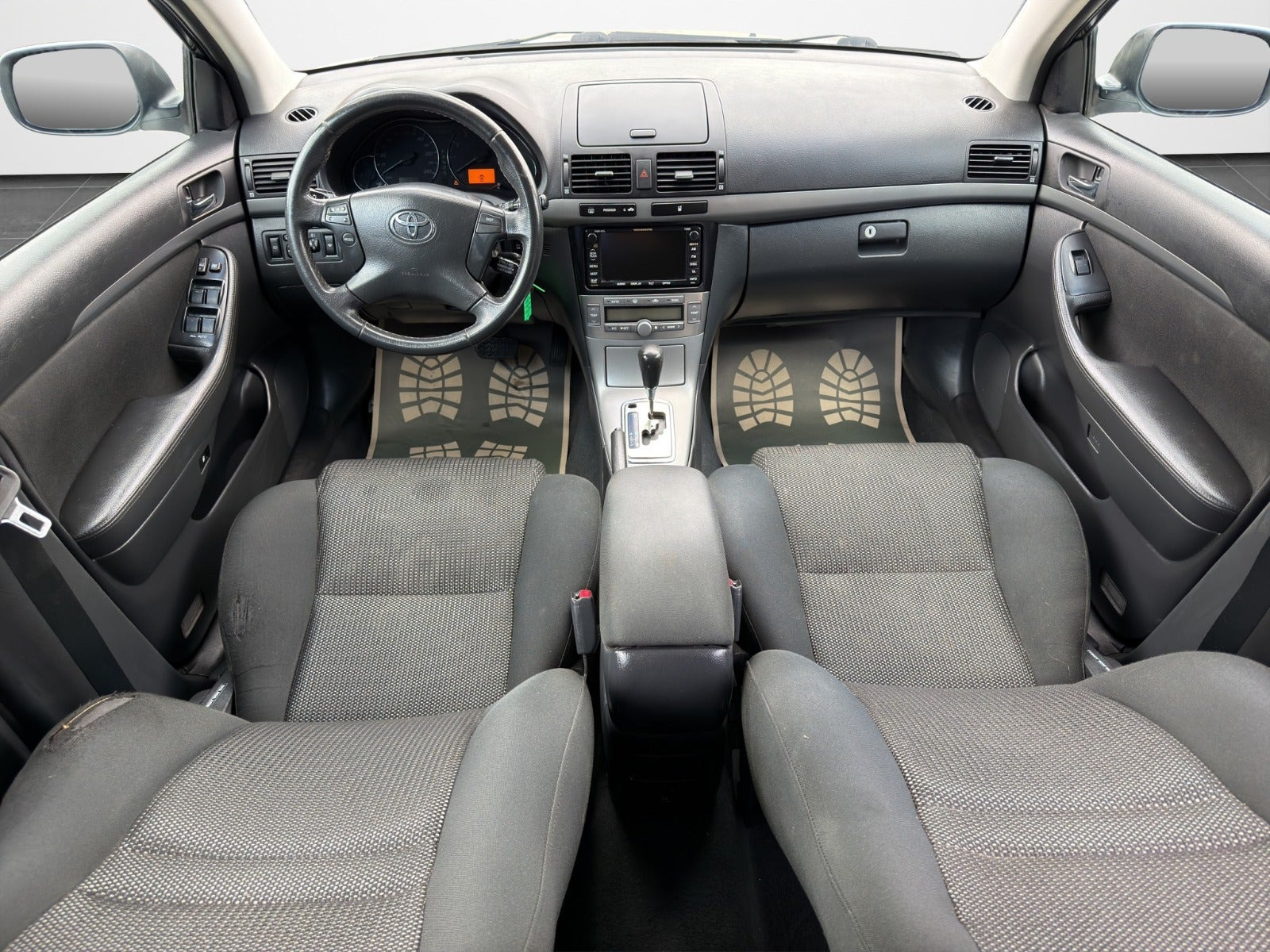 Orange Toyota Avensis fra 2007