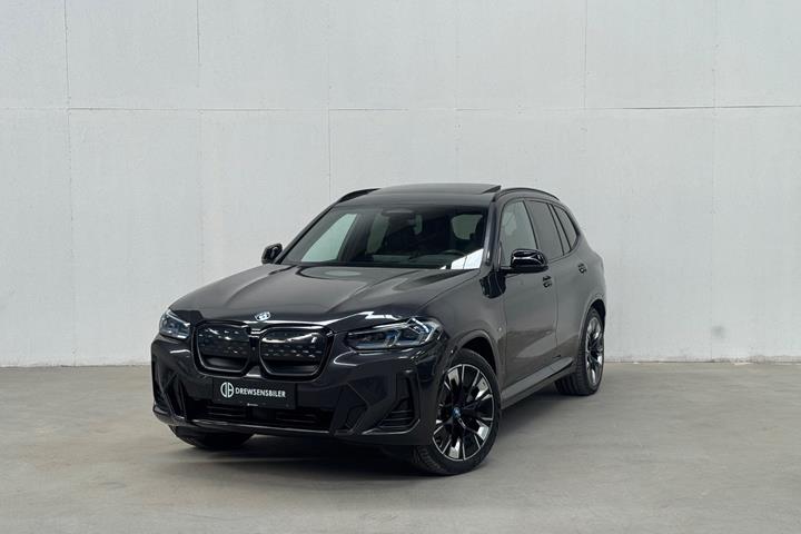 Grå BMW iX3 fra 2022 set udefra