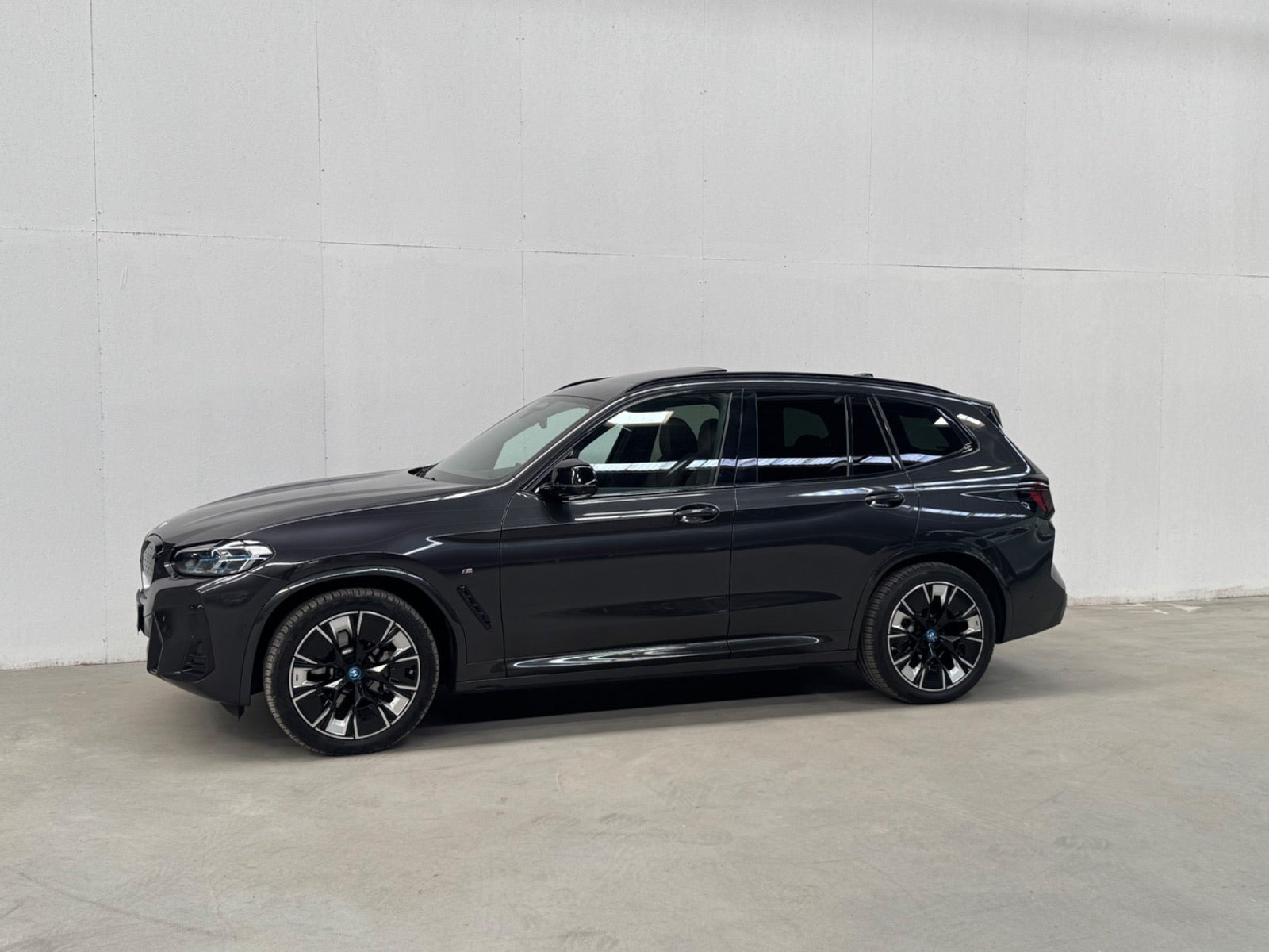 Grå BMW iX3 fra 2022