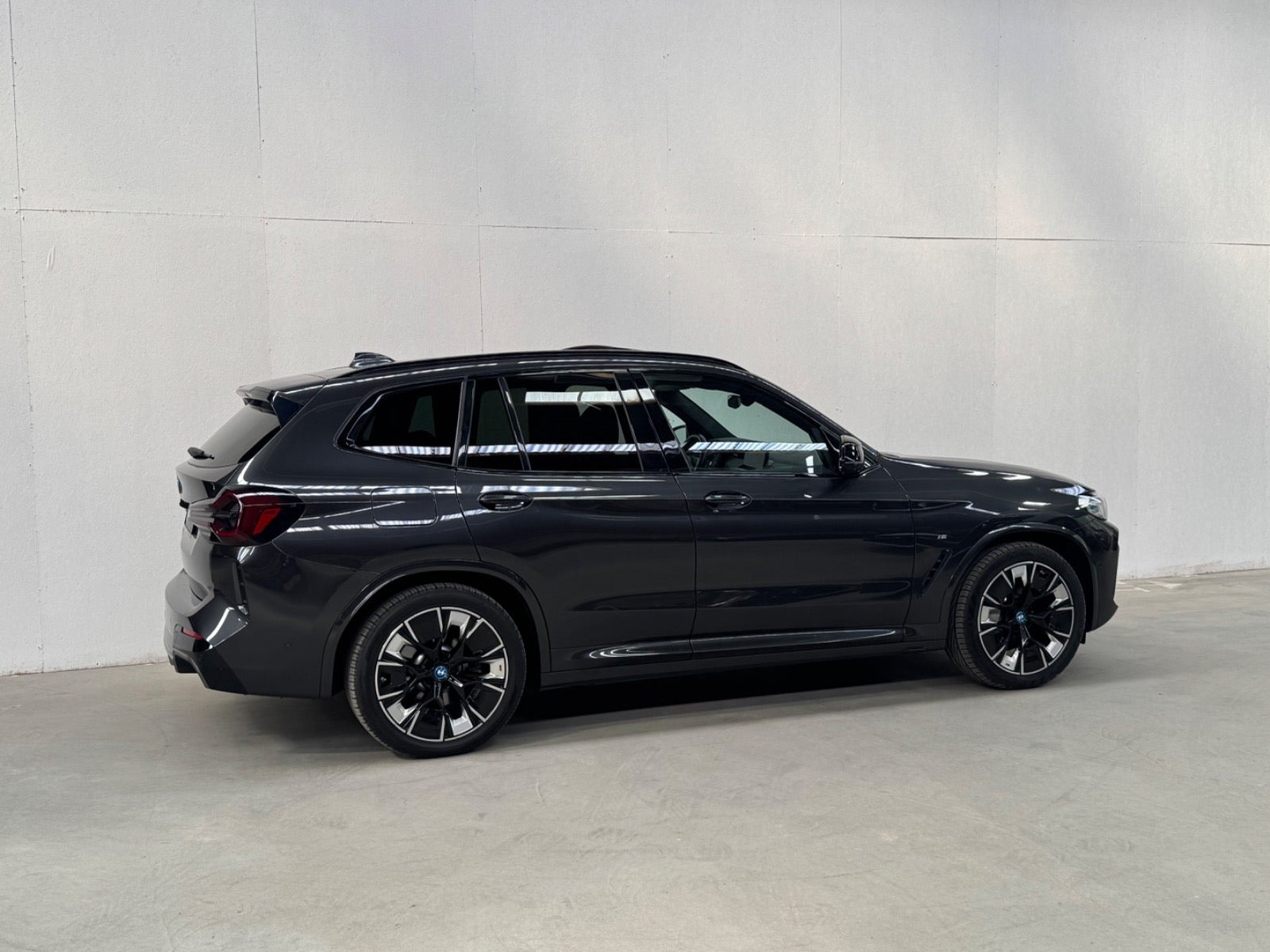 Grå BMW iX3 fra 2022