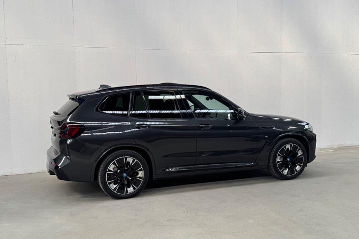 Grå BMW iX3 fra 2022