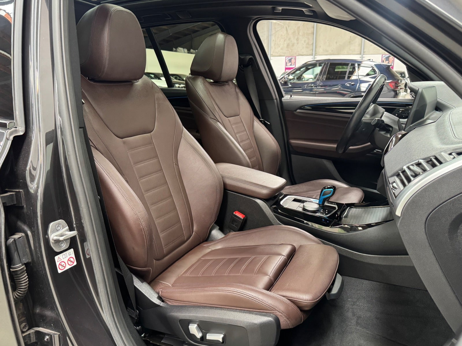 Grå BMW iX3 fra 2022
