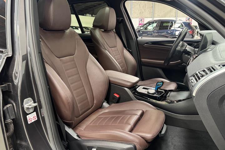 Grå BMW iX3 fra 2022