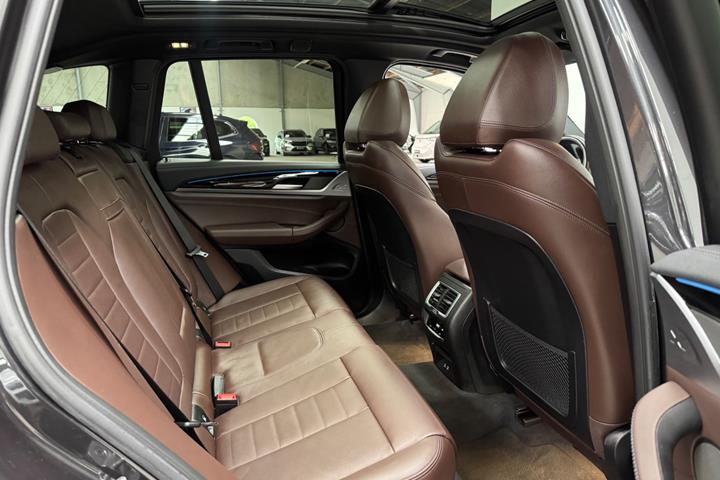 Grå BMW iX3 fra 2022