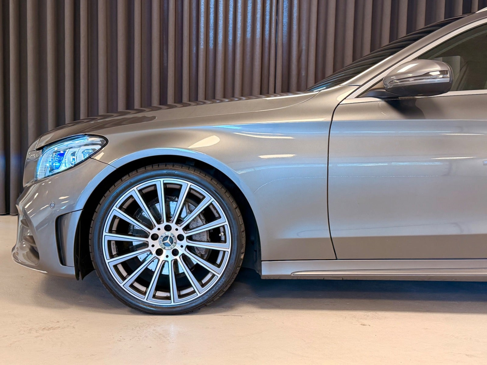 Grå Mercedes C220 d fra 2019