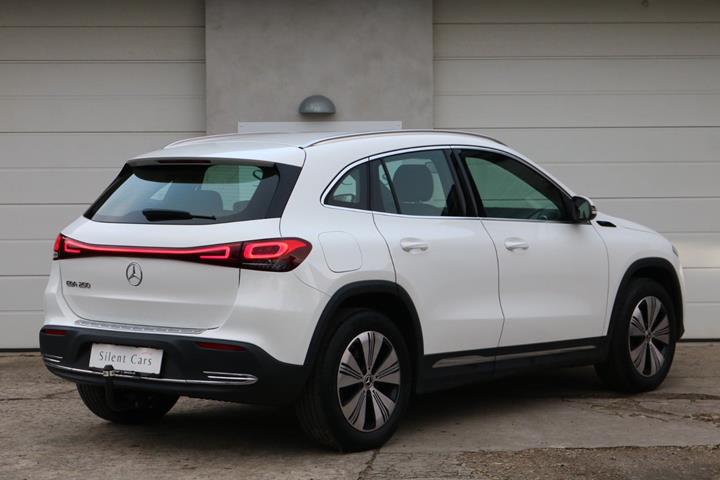 Hvid Mercedes EQA250 fra 2022