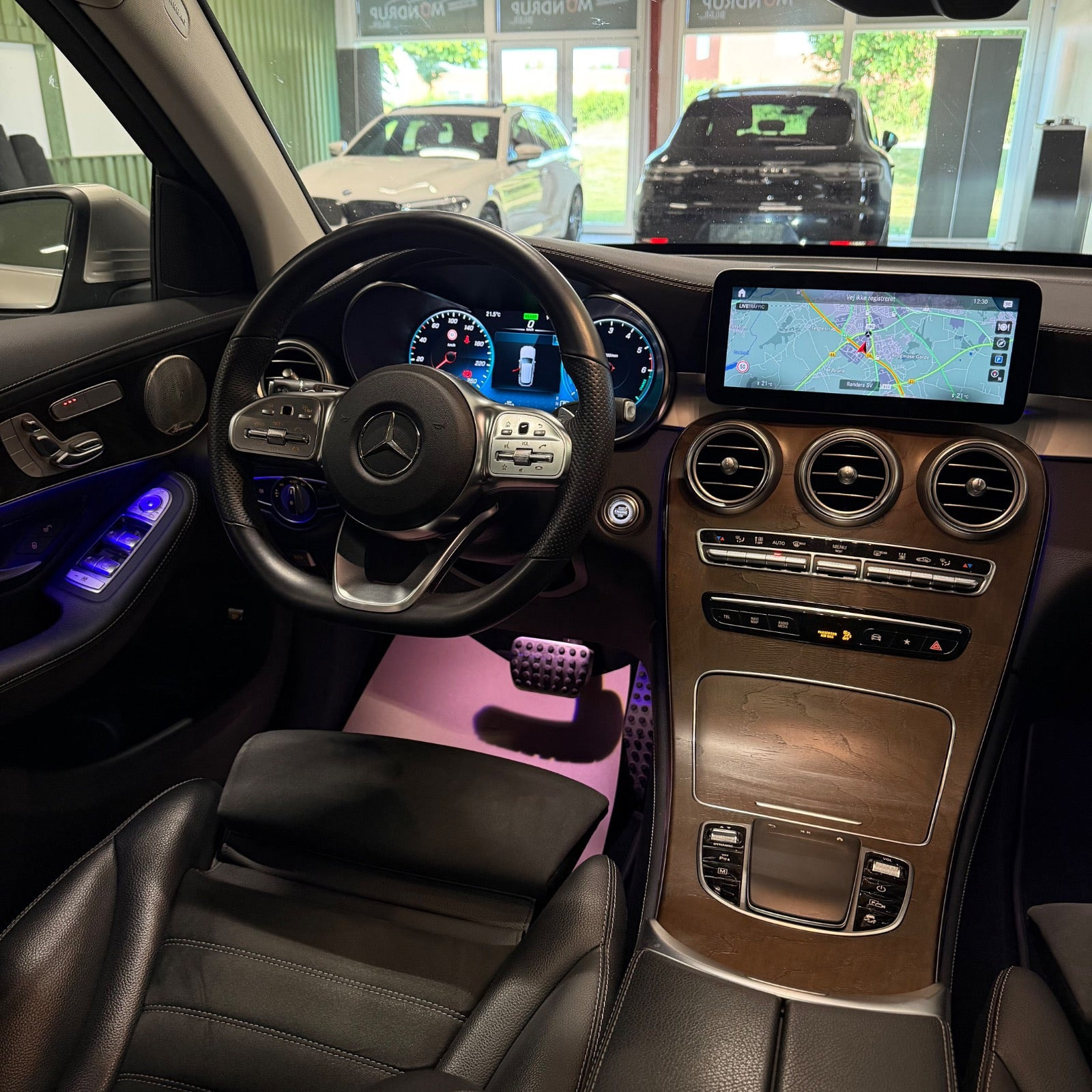 Sølv Mercedes GLC300 de fra 2020