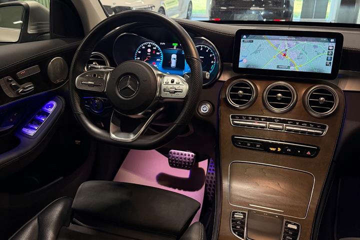 Sølv Mercedes GLC300 de fra 2020