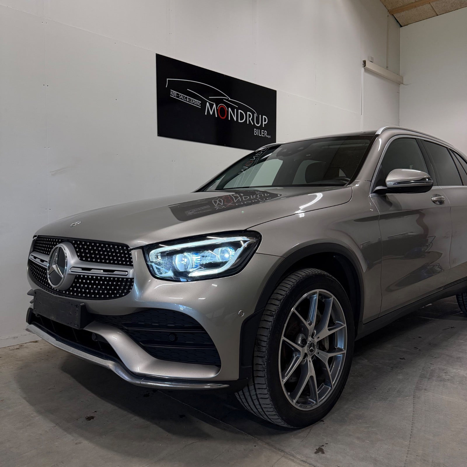Sølv Mercedes GLC300 de fra 2020