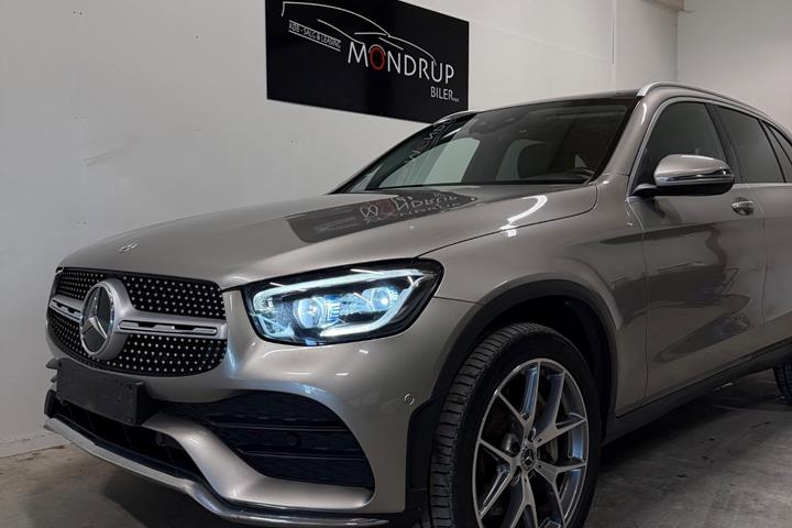 Sølv Mercedes GLC300 de fra 2020