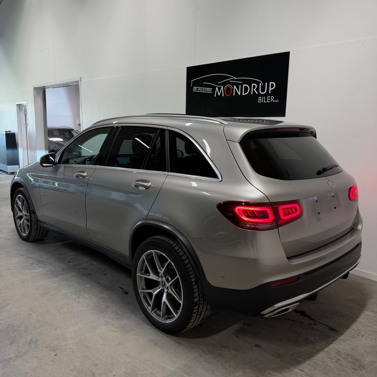 Sølv Mercedes GLC300 de fra 2020