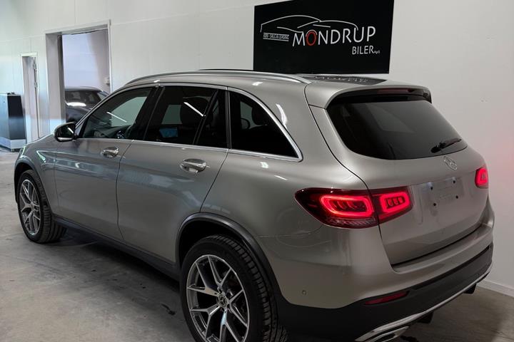 Sølv Mercedes GLC300 de fra 2020