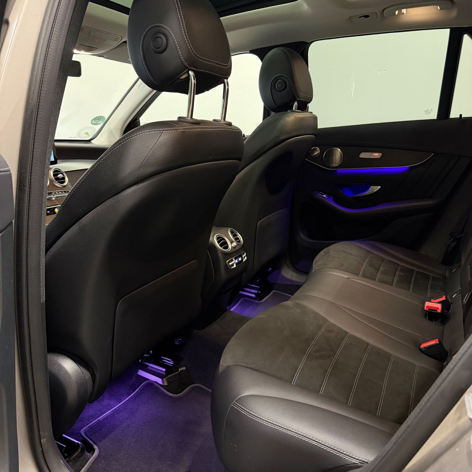 Sølv Mercedes GLC300 de fra 2020