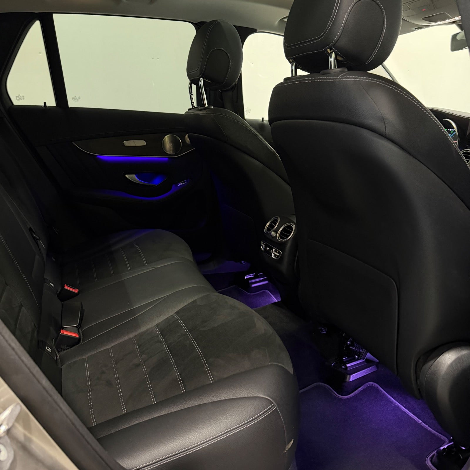 Sølv Mercedes GLC300 de fra 2020