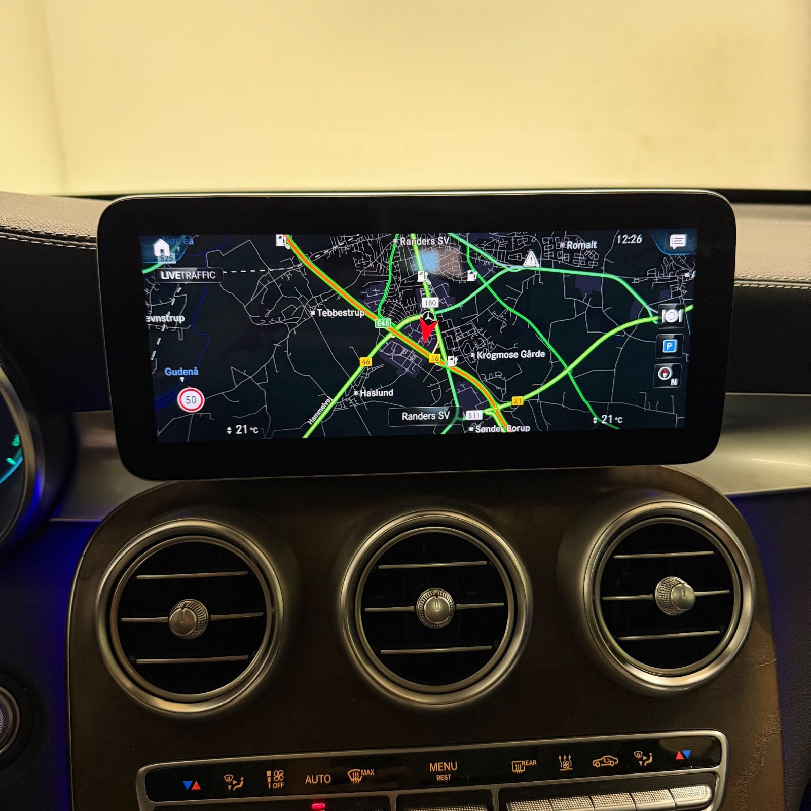 Sølv Mercedes GLC300 de fra 2020