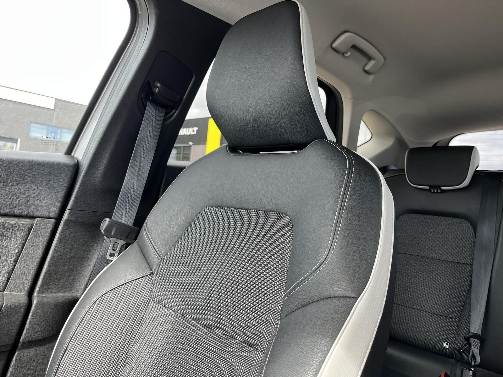 Grå Renault Captur fra 2020