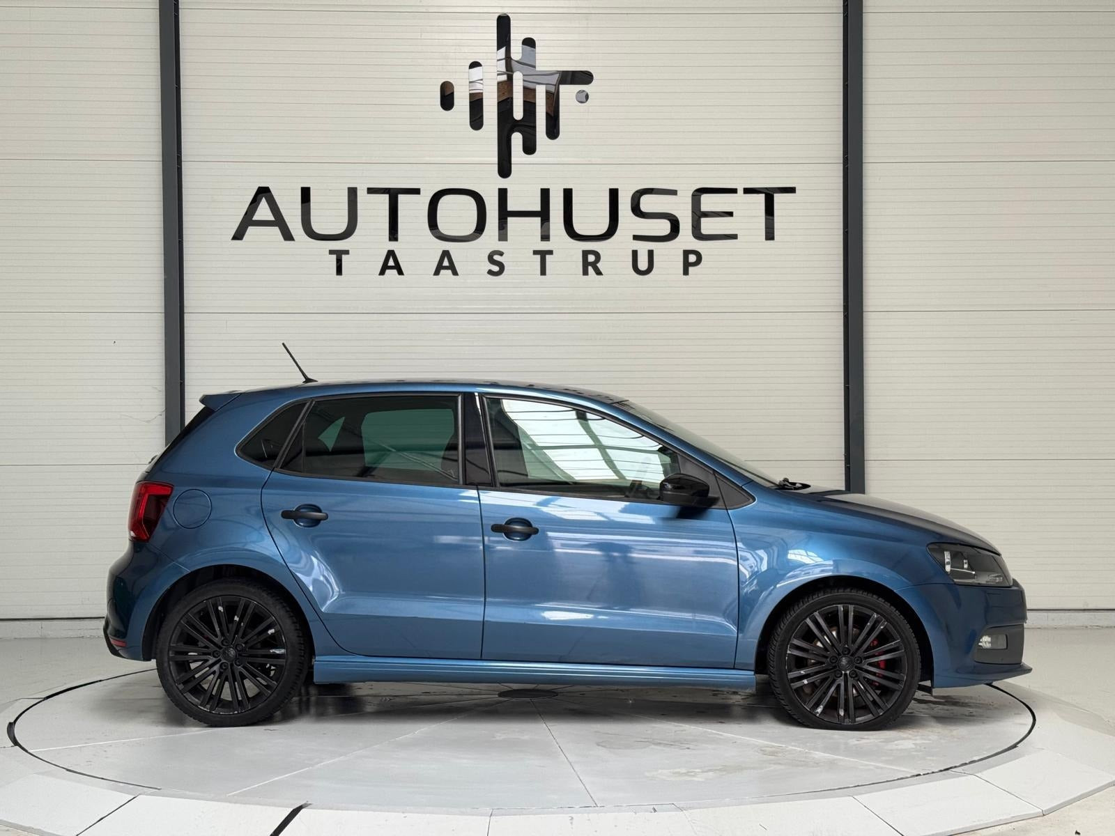 Blå VW Polo fra 2016