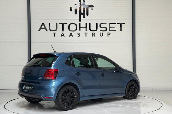 Blå VW Polo fra 2016