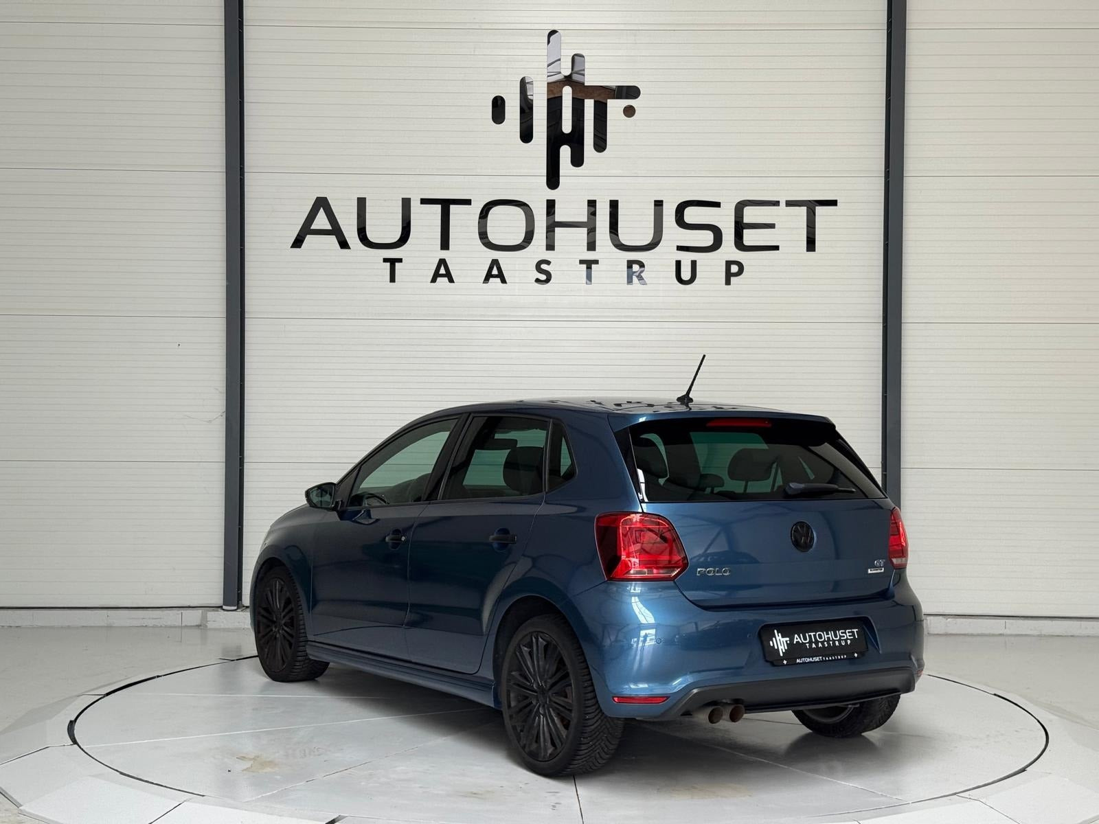 Blå VW Polo fra 2016