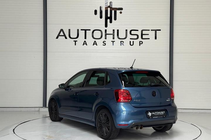 Blå VW Polo fra 2016