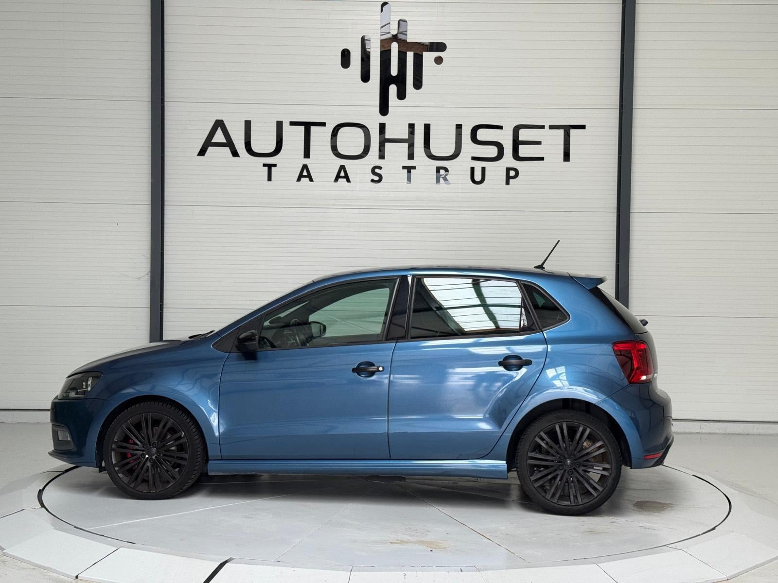 Blå VW Polo fra 2016