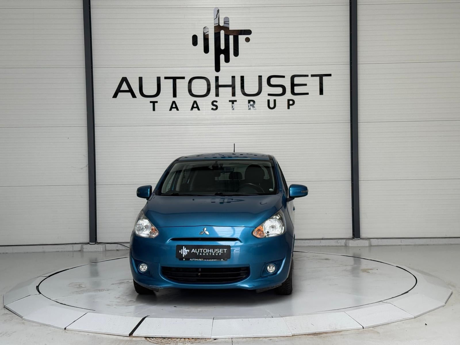 Blå Mitsubishi Space Star fra 2015