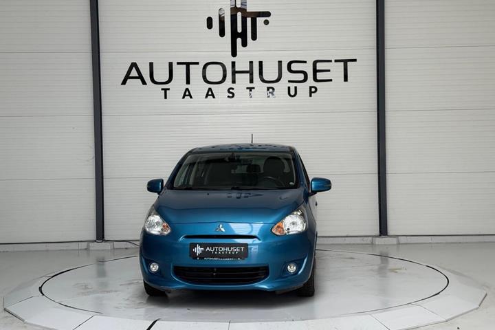 Blå Mitsubishi Space Star fra 2015