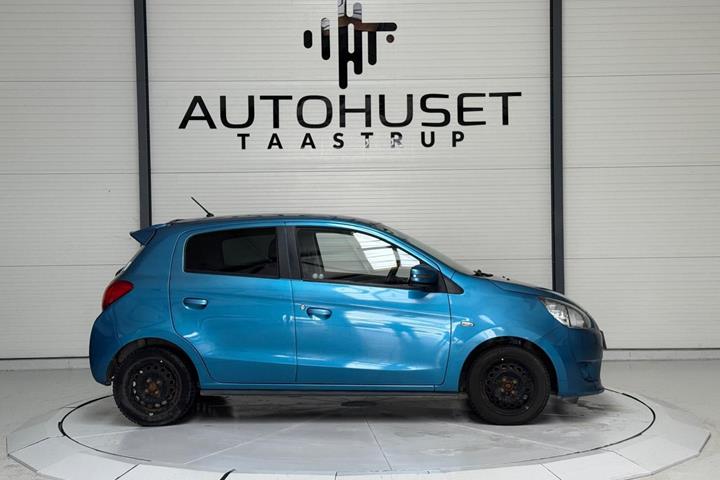 Blå Mitsubishi Space Star fra 2015