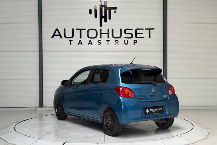 Blå Mitsubishi Space Star fra 2015