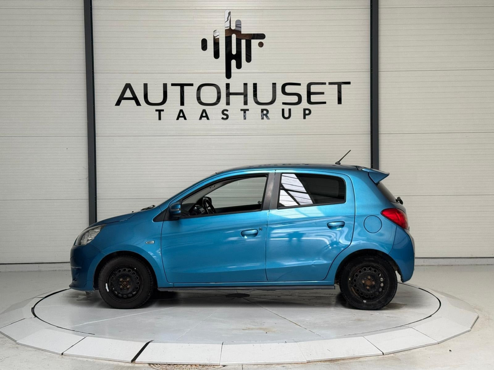 Blå Mitsubishi Space Star fra 2015