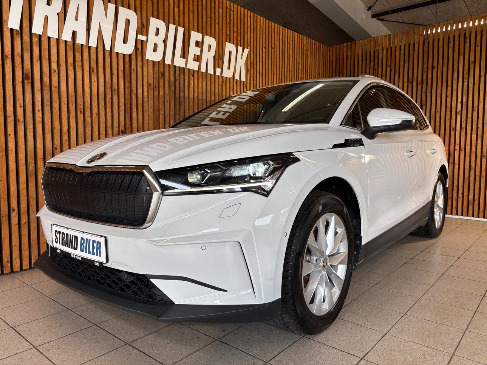 Hvid Skoda Enyaq fra 2023