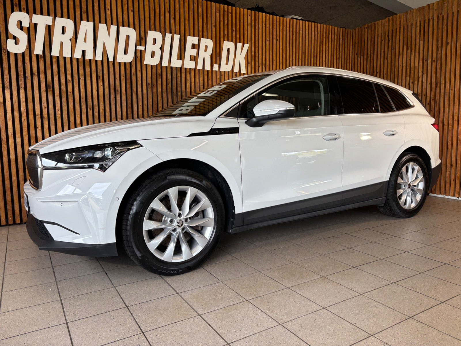 Hvid Skoda Enyaq fra 2023