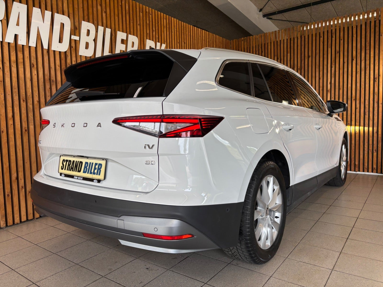 Hvid Skoda Enyaq fra 2023