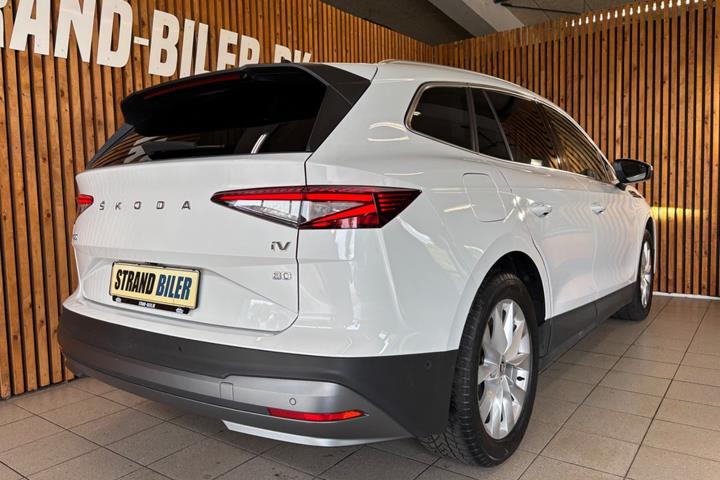 Hvid Skoda Enyaq fra 2023