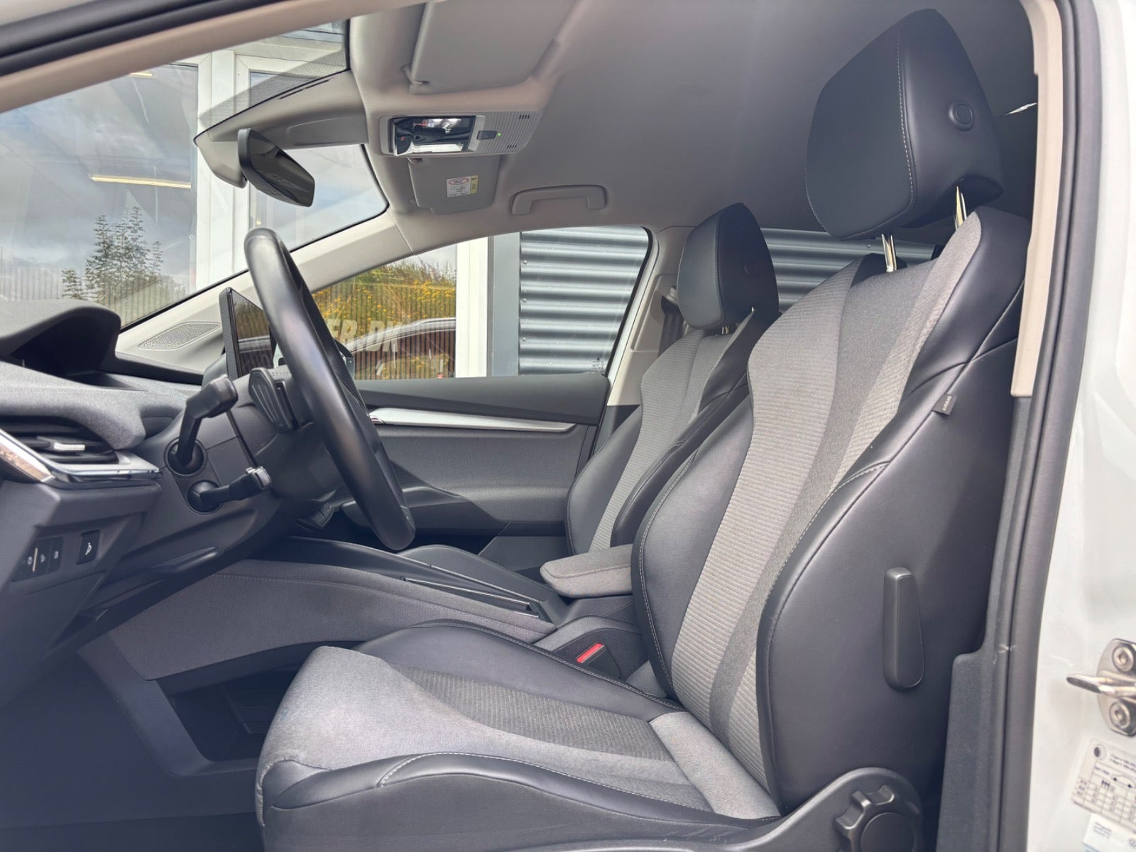 Hvid Skoda Enyaq fra 2023