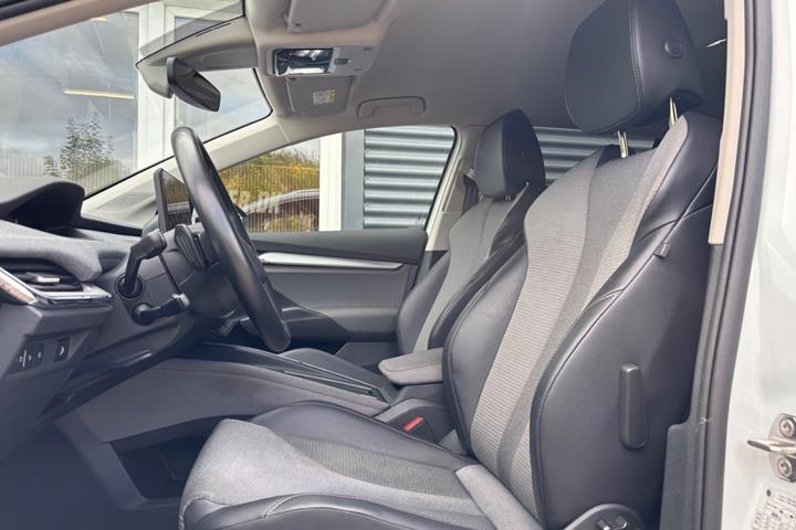 Hvid Skoda Enyaq fra 2023