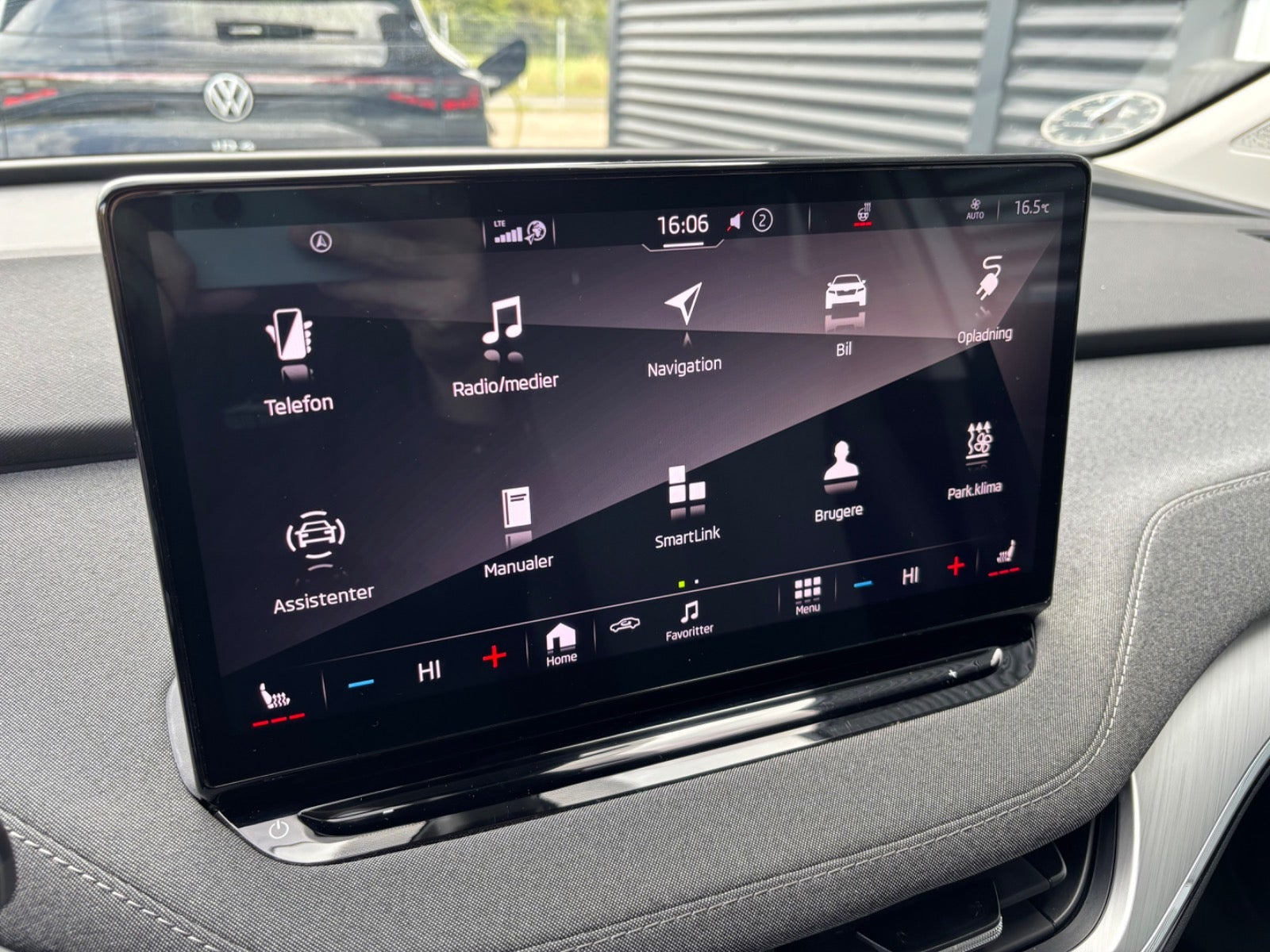 Hvid Skoda Enyaq fra 2023
