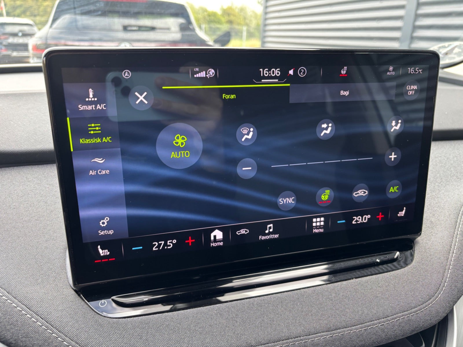 Hvid Skoda Enyaq fra 2023