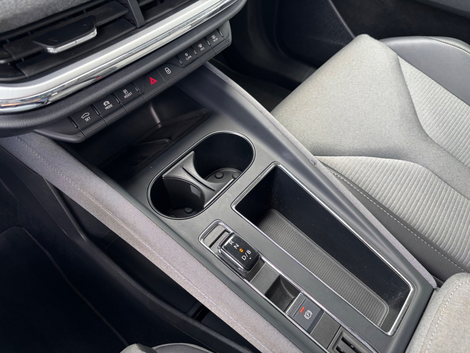 Hvid Skoda Enyaq fra 2023